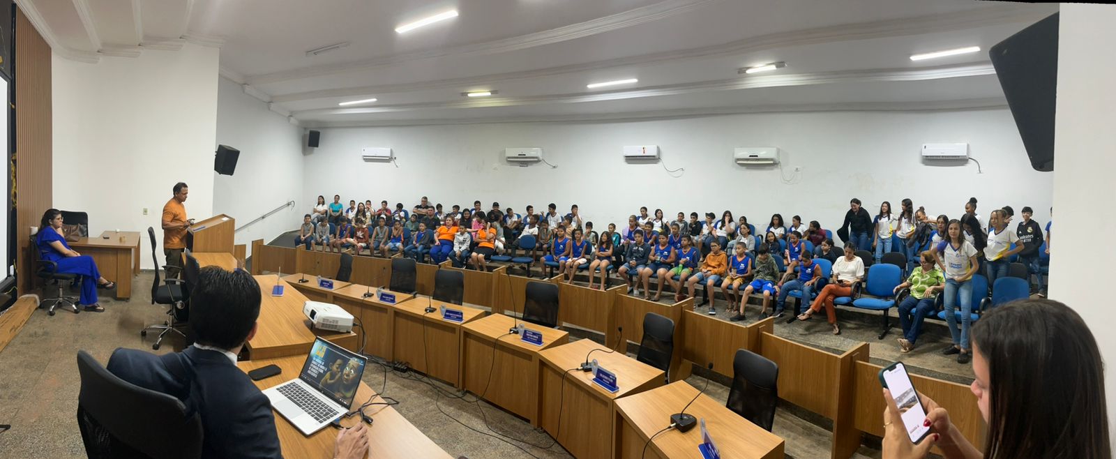 Câmara Municipal de Sandolândia Recebe Palestra sobre o Dia 18 de Maio com Promotor Titular